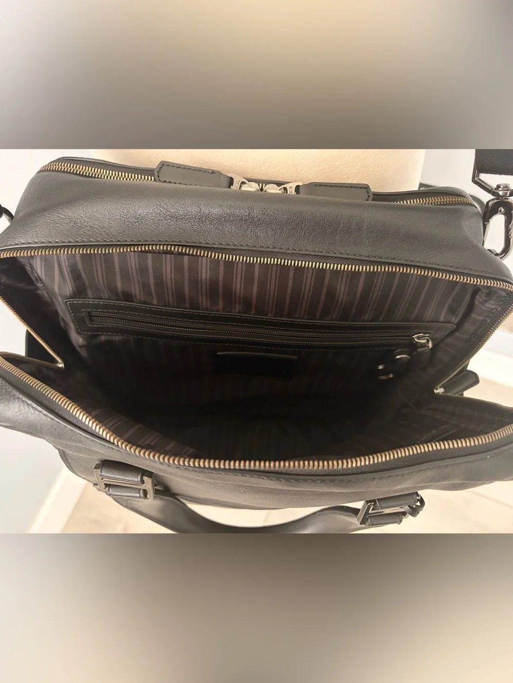 NWOT Tumi Beacon Hill Smith Jetsetter Leather Bag with Adjustable Shoulder Strap